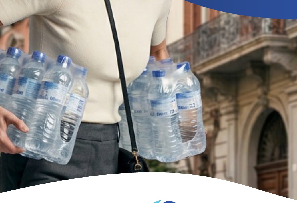 Casse di bottiglie d'acqua pesanti da trasportare